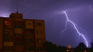 V sobotu platia na celom Slovensku výstrahy pred búrkami i povodňami