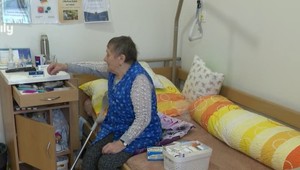 Vláda nariadila vyššie platy zamestnancov domova dôchodcov. Obec na to ale nemá