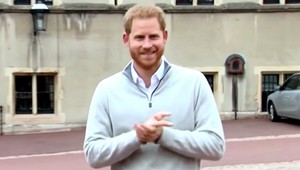 Harry po dlhej dobe na verejnosti! Bez rúška, bez čapice, úsmevy na všetky strany!