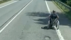 VIDEO: Vozičkár si "zbesilo" zajazdil po diaľnici