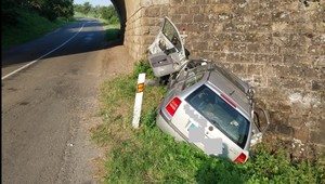 Tragické ráno na cestách: Vodič narazil do železničného pojazdu