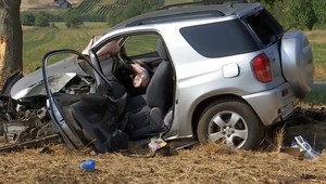 Na rovnej ceste narazil do stromu: Silný náraz auto otočil o 180 stupňov