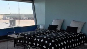 Život na letisku môžete sledovať priamo z apartmánu v riadiacej veži