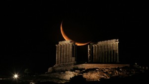 Mesiac má problém s gravitáciou, zisťujú sondy