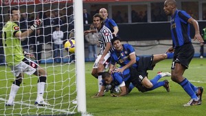 Neapol sa drží medzi milánčanmi