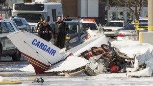 Dve malé lietadlá sa zrazili nad nákupným centrom