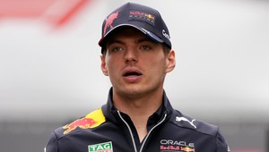 Verstappen si pripísal rekordný 16. triumf v sezóne, druhý bol Hamilton