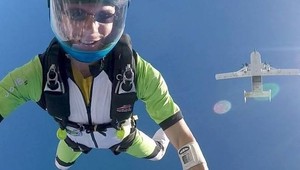 Parašutista (27) absolvoval posledný zoskok. Manželke poslal video na rozlúčku