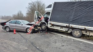 Pri Komárne sa zrazili dve autá. Cesta je neprejazdná