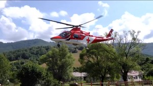 Pod prevráteným autom uviazla 58-ročná vodička. Jej zdravotne postihnutý syn jej nedokázal privolať pomoc