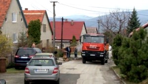 Zosuvy pôdy komplikujú život obyvateľom Hradca