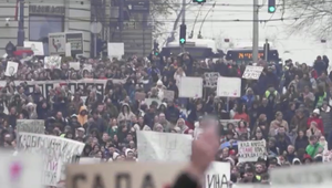 V Novom Sade sa odohrali útoky na študentov. Útočníci vybehli z centrály SNS