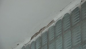 Škole praskajú múry, statici zisťujú, či sa dá zachrániť