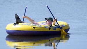 Český prezident Zeman dovolenkoval opäť na svojej jachte, nafukovacom člne