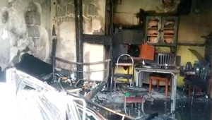 Mohutný výbuch v Seredi: Podozrivý dôchodca mal podpáliť rodinný dom. Karavan už podpáliť nestihol