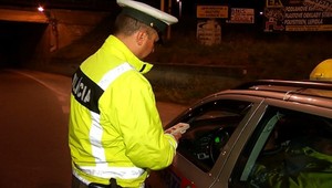 Agresívny mladý vodič zrazil policajta, z miesta ušiel