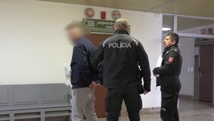 Podľa obvineného muža ho mali zbiť policajti. A to nielen pri zásahu, ale aj na policajnom oddelení