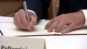 Vieme o koľko budú mať vyšší plat kuchárky, sanitári či hasiči