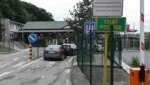 VIDEO: Colníci rozpílili auto plné cigariet, vodič tvrdil, že nič nevezie