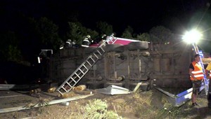 Dva kamióny sa čelne zrazili. Kabínu jedného z vodičov zasypal náklad dreva