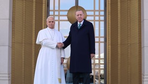 Pápež v Turecku vyzval na zbližovanie národov. Skritizoval rast napätia vo svete