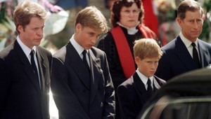 Williama a Harryho prinútili kráčať za rakvou, prezradil Dianin brat