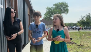 Na Ukrajine vyrástla náhradná dedina pre utečencov. Pomáhali Slováci aj Česi