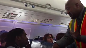 Ďalšie americké aerolinky majú problém. Pasažiera vyhodili z lietadla, lebo použil toaletu