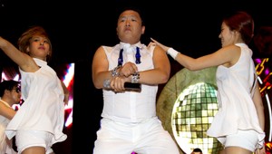 Oblbol 300 miliónov ľudí. Aj Slováci tancujú ako Kórejčan píska