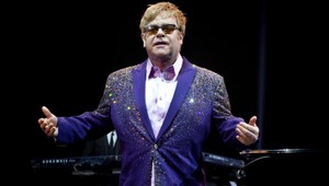 Elton John (65) v Bratislave prekvapil. Nielen autogramiádou