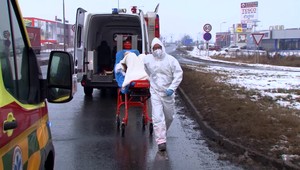 Nehoda sanitky, ktorá prevážala Covid pacientku: Z vozidla ostala kopa šrotu, hlásia zranených