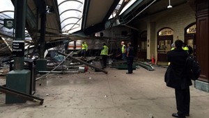 Viac ako sto ľudí je zranených, vlak narazil do nástupišťa