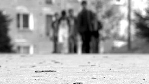 Mesto postihla zlá kliatba. Tínedžeri dostali zákaz vychádzať večer von