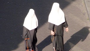 Dve mníšky okrádali školu desať rokov. Pol milióna míňali v kasínach