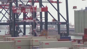 Zahraničný obchod je opäť v mínuse – viac sme doviezli, než vyviezli