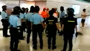 Na vlakovej stanici v Hongkongu hospitalizovali 45 ľudí. Na okoloidúcich zaútočil dav maskovaných mužov