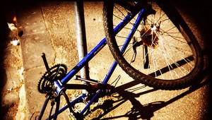 Muž strhol na cykloceste ženu z bicykla, so striekačkou v ruke ju znásilnil