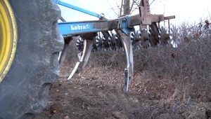 Pri orbe poškodil plynové potrubie. Pre nebezpečenstvo výbuchu uzavreli cestu