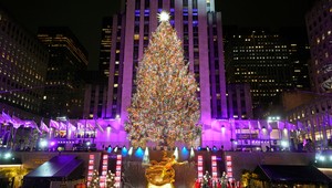 VIDEO: Očarujúce Vianoce v New Yorku. Sviatočne naladené sú aj výklady obchodov