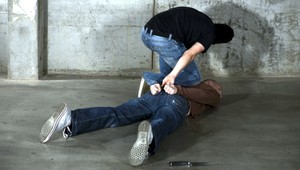 Muž odhryzol mladíkovi časť prsta