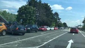 VIDEO: Slováci sa vybrali nakupovať za hranice. Na cestách sa tvoria kilometrové kolóny