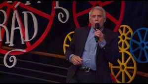 Hviezdny český spevák je už druhý rok v umelom spánku. Dcéra teraz rozhodla za neho!