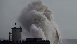 VIDEO: Búrka na mori je len pre silné povahy. Pozrite si neuveriteľné zábery