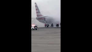 Lietadlo po pristátí zachvátili plamene. Pasažierov videli unikať aj cez krídlo stroja