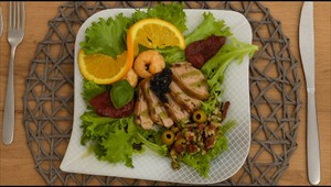 Kačacie prsia so šalátom z údeného lososa, kreviet, avokáda