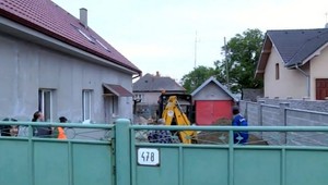 Hromadná evakuácia! Zo záhrady domu unikal plyn