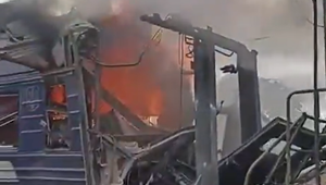 Rusi zaútočili na ukrajinskú stanicu. Zasiahli osobný vlak, zranili niekoľko cestujúcich