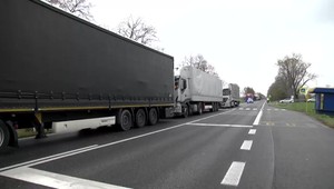 Protestujúci dopravcovia zablokovali dôležitý hraničný priechod