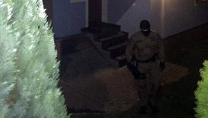 Policajti od skorého rána zasahujú v Čadci: Pri domových prehliadkach zaistili zbrane