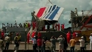 Dva roky po... Z mora vyťahujú obete Airbusu. Aj Slovákov?